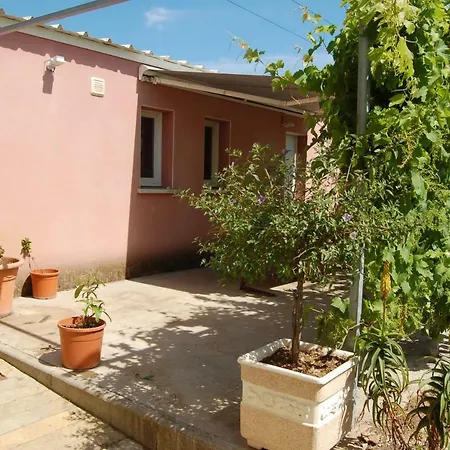 Holiday home Maison Atypique Les Pieds Dans L'eau *