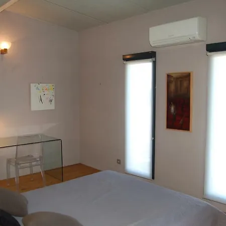 Holiday home Maison Atypique Les Pieds Dans L'eau *