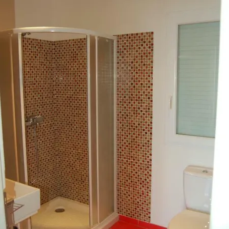 Holiday home Maison Atypique Les Pieds Dans L'eau Sete