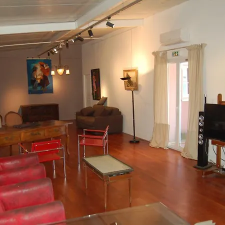Holiday home Maison Atypique Les Pieds Dans L'eau