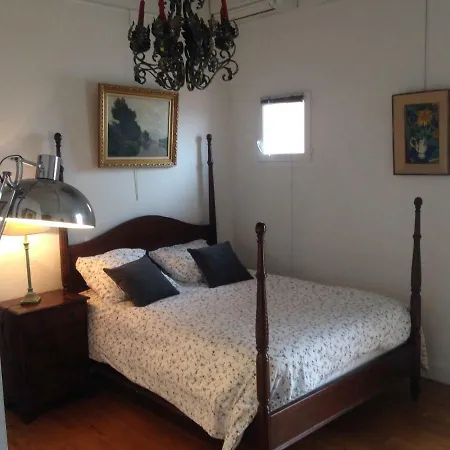 Maison Atypique Les Pieds Dans L'eau Holiday home Sete