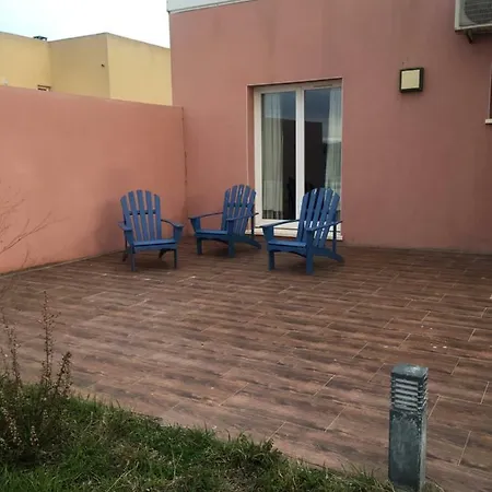 Holiday home Maison Atypique Les Pieds Dans L'eau *